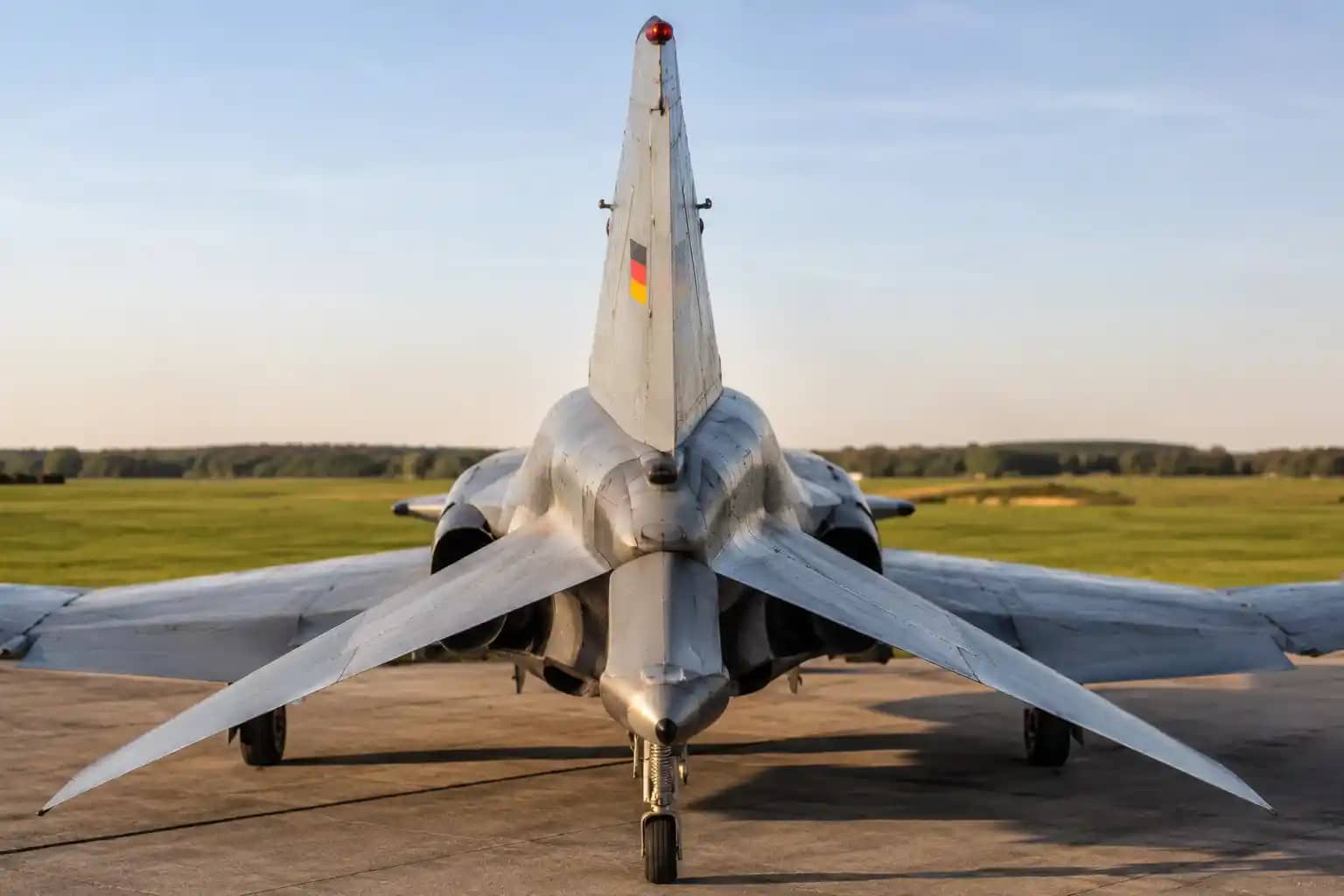 F-4E Phantom II — McDonnell — Exterior — photo 2