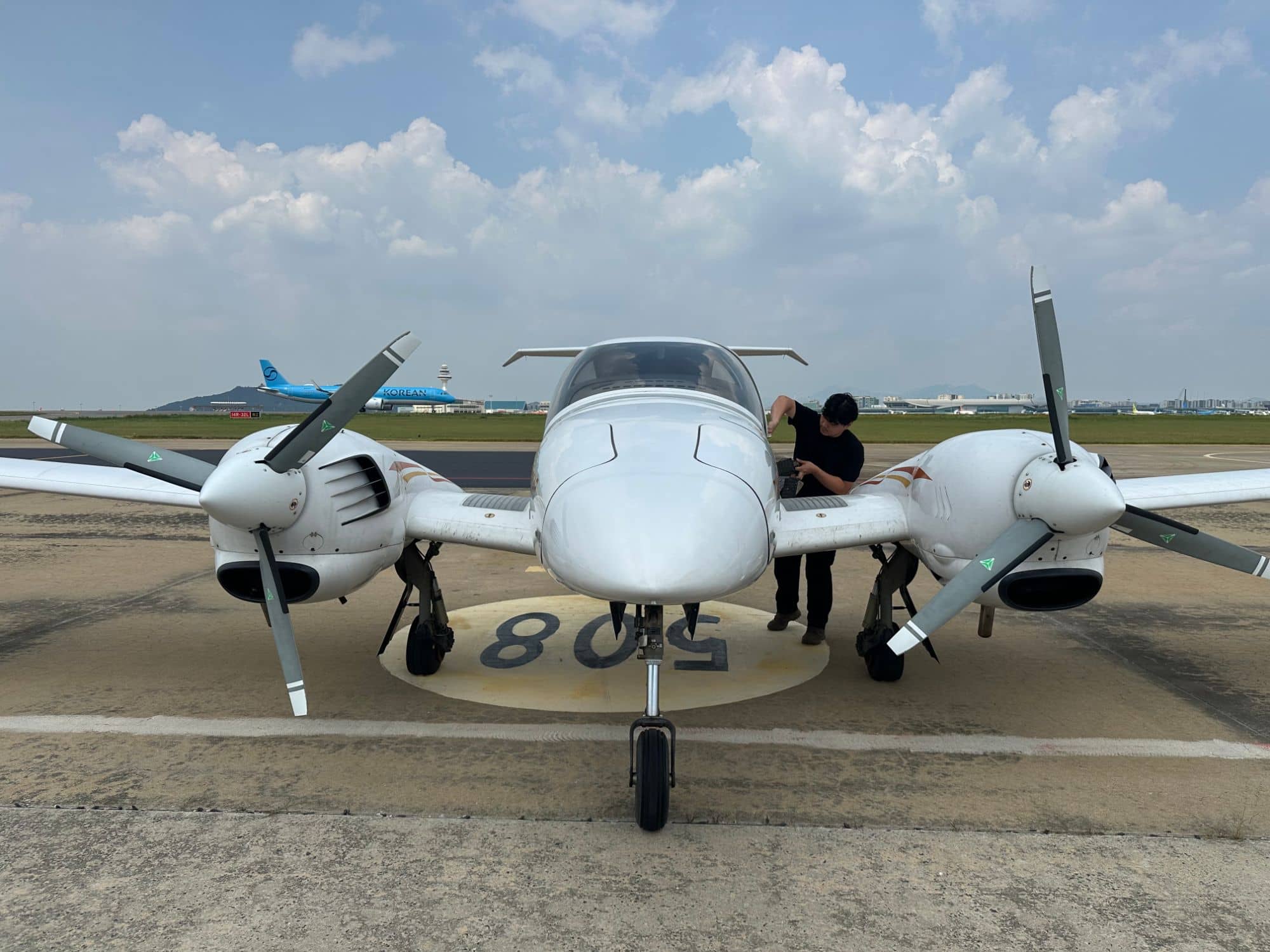 Diamond DA42 TDI — Diamond Aircraft Industries — Exterior — photo 1
