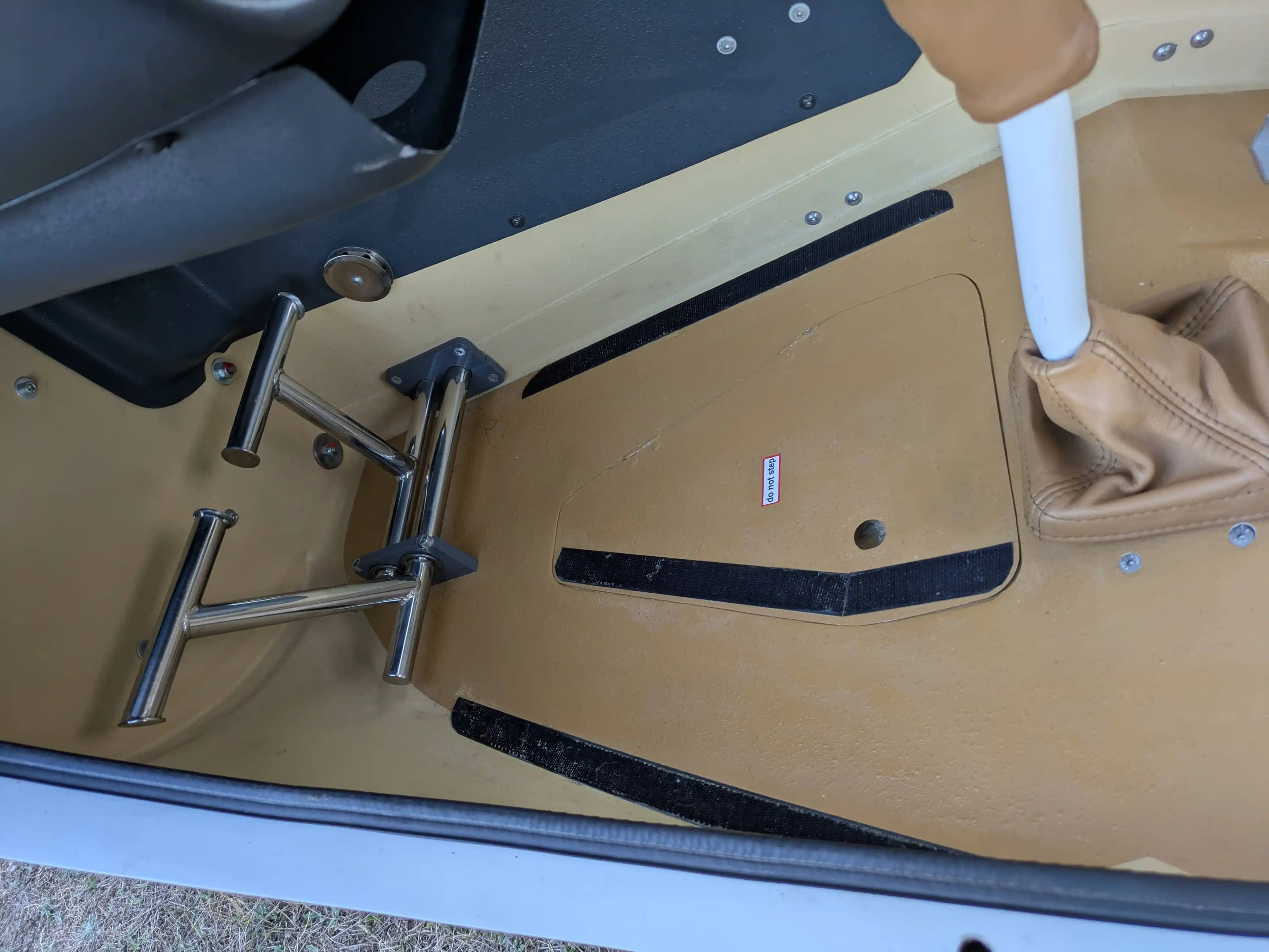 Flight Design Rotax 912 iS2 — cockpit & cabin, 4 of 18