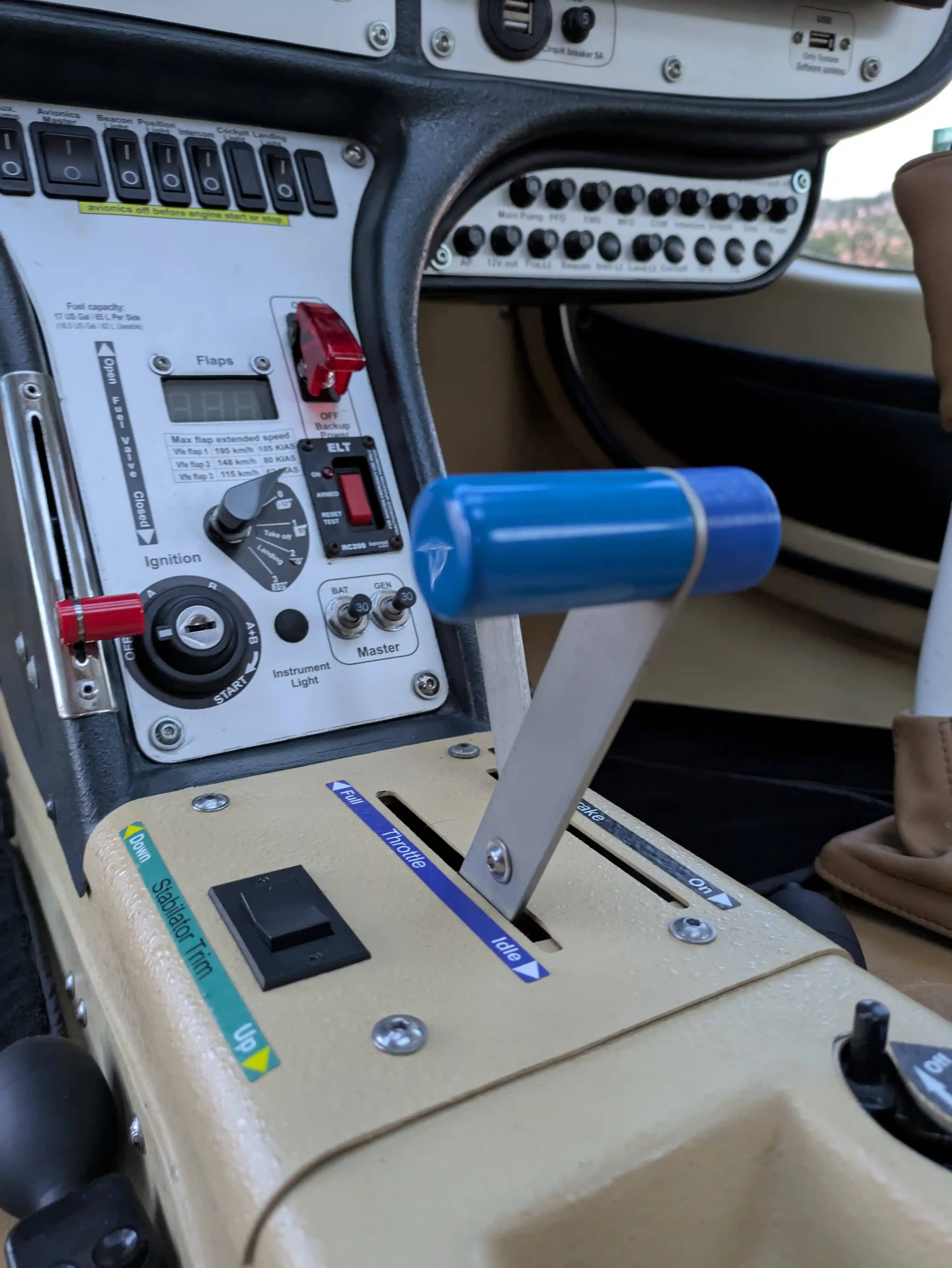 Flight Design Rotax 912 iS2 — cockpit & cabin, 2 of 14