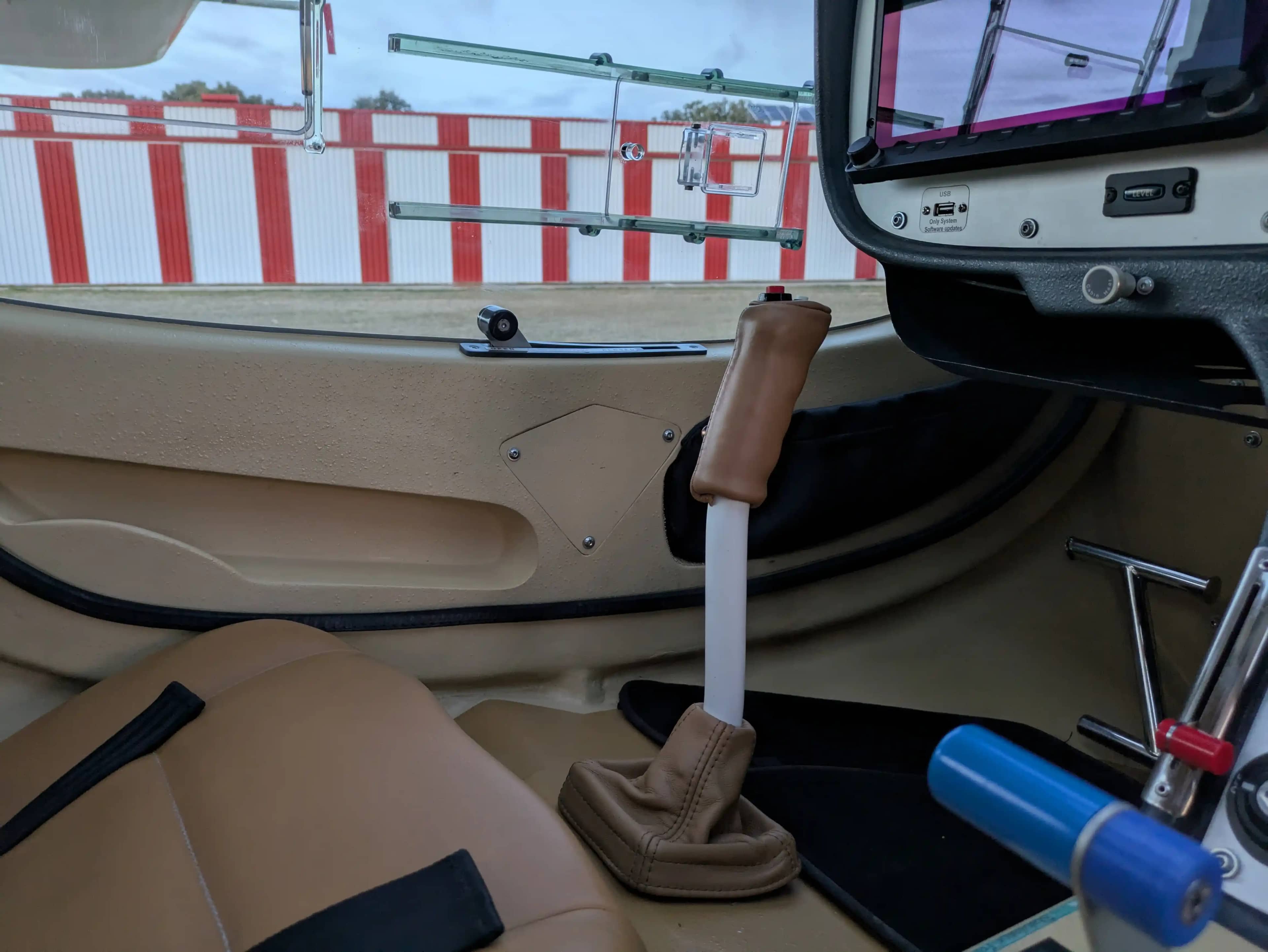 Flight Design Rotax 912 iS2 — cockpit & cabin, 4 of 14