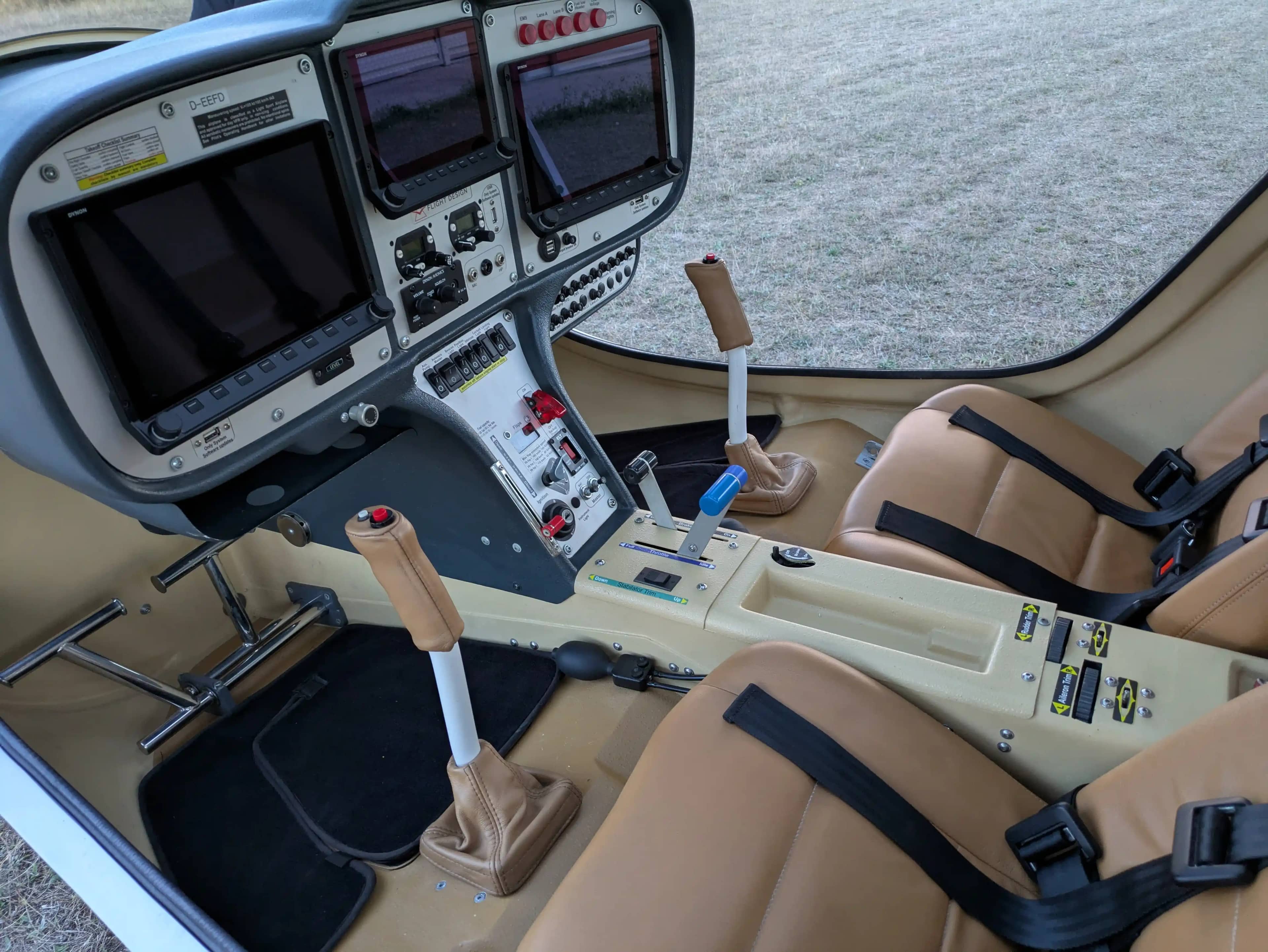 Flight Design Rotax 912 iS2 — cockpit & cabin, 15 of 20