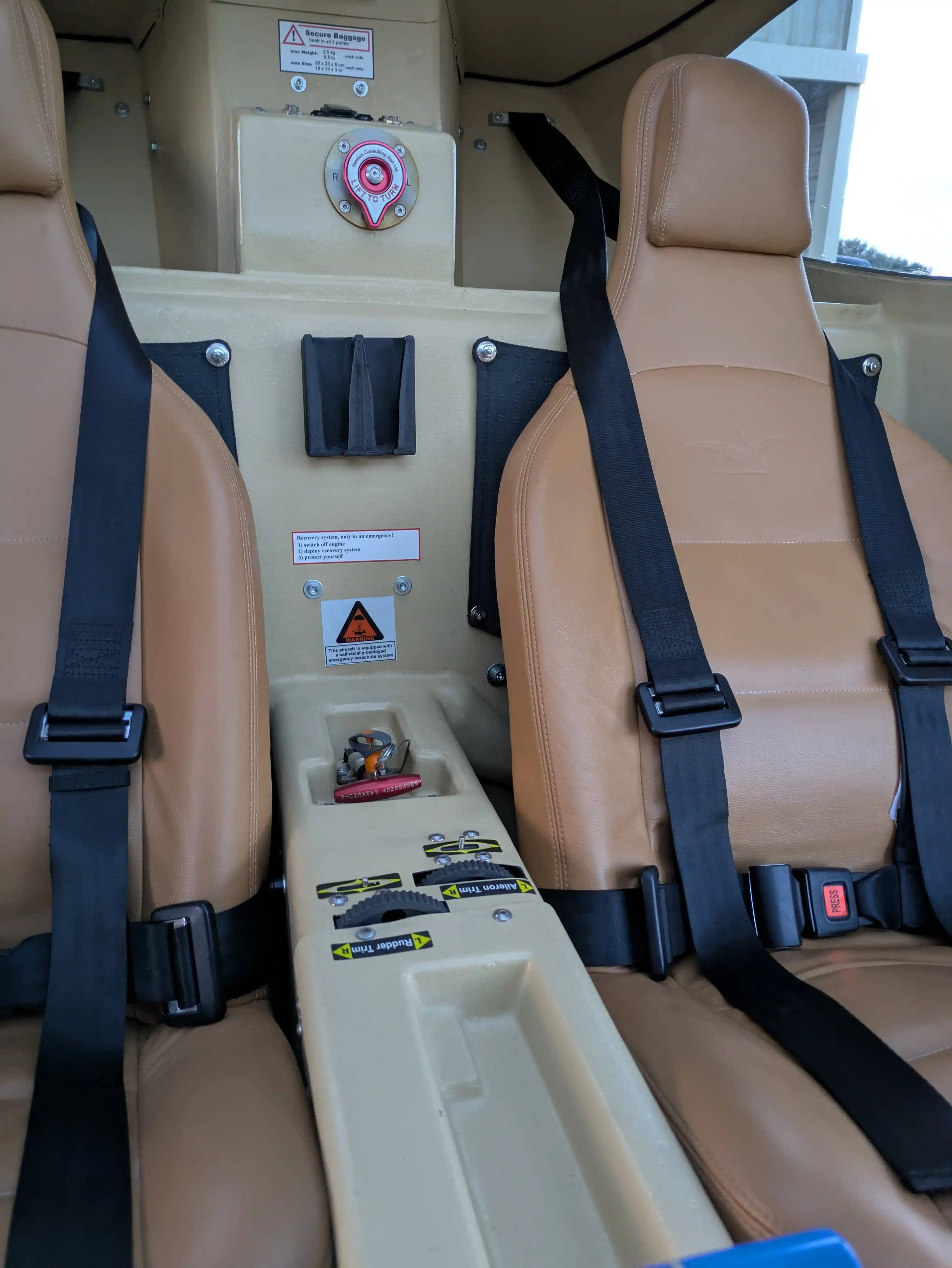 Flight Design Rotax 912 iS2 — cockpit & cabin, 8 of 12