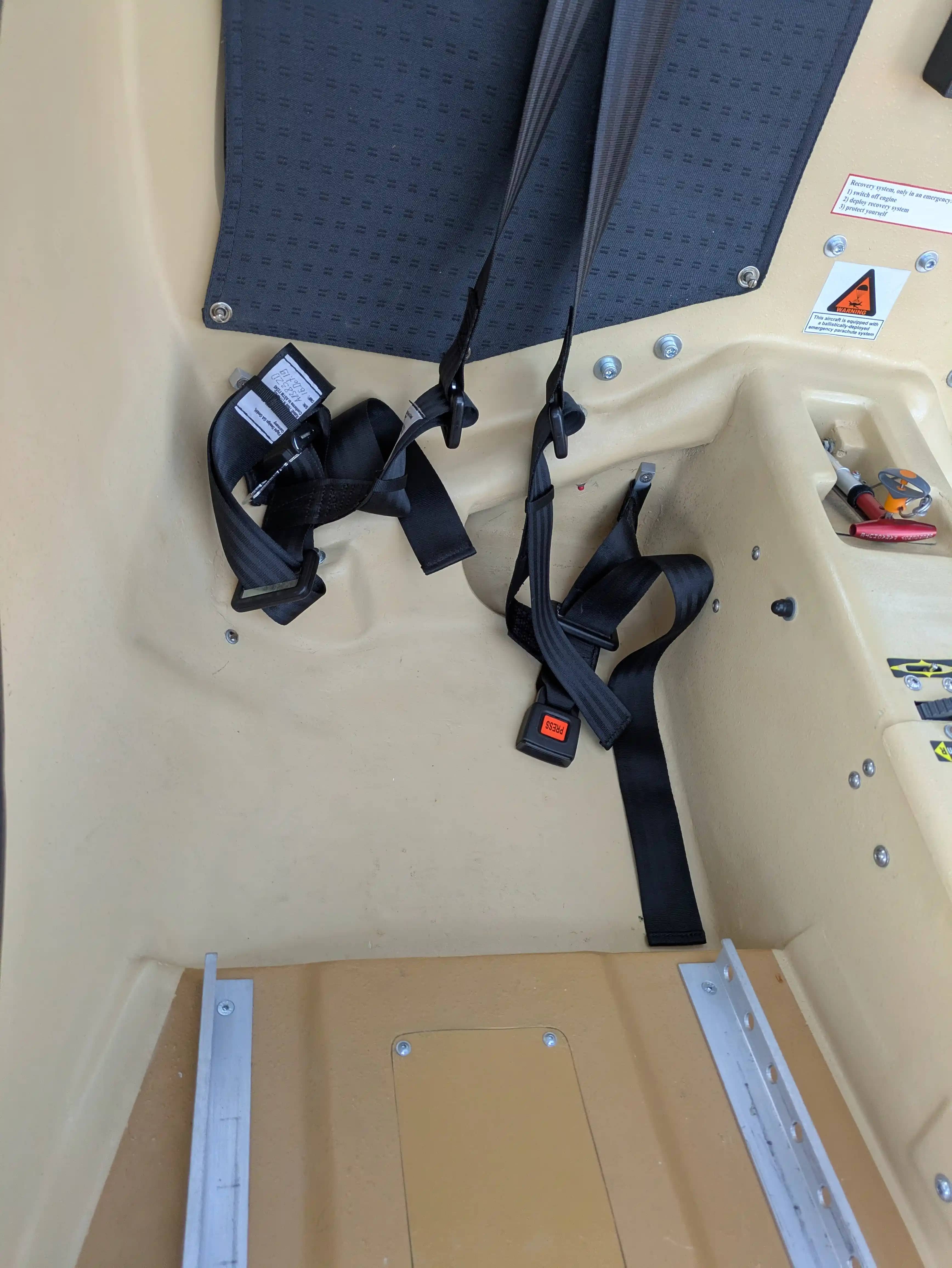 Flight Design Rotax 912 iS2 — cockpit & cabin, 8 of 18