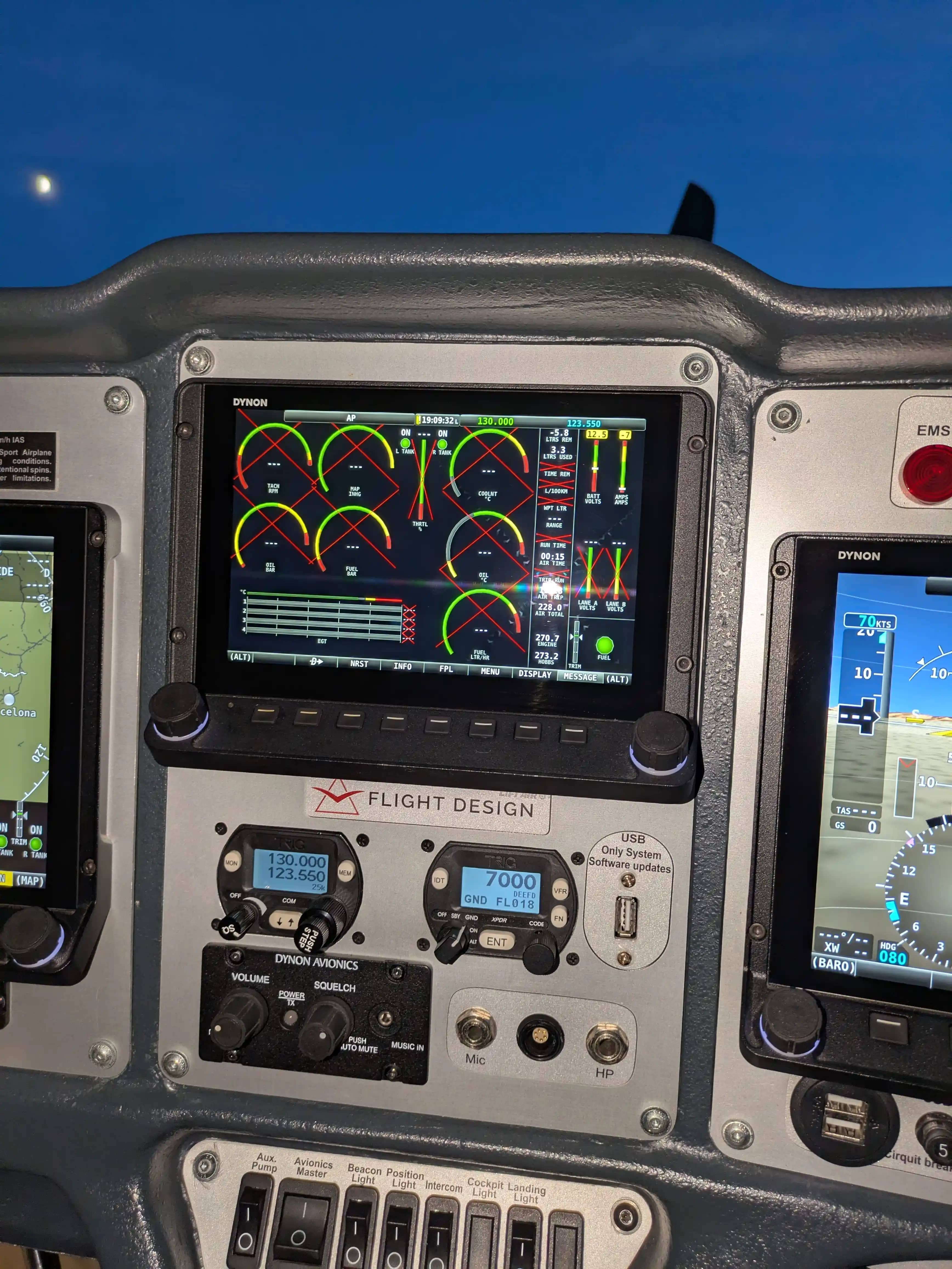 Flight Design Rotax 912 iS2 — cockpit & cabin, 11 of 14