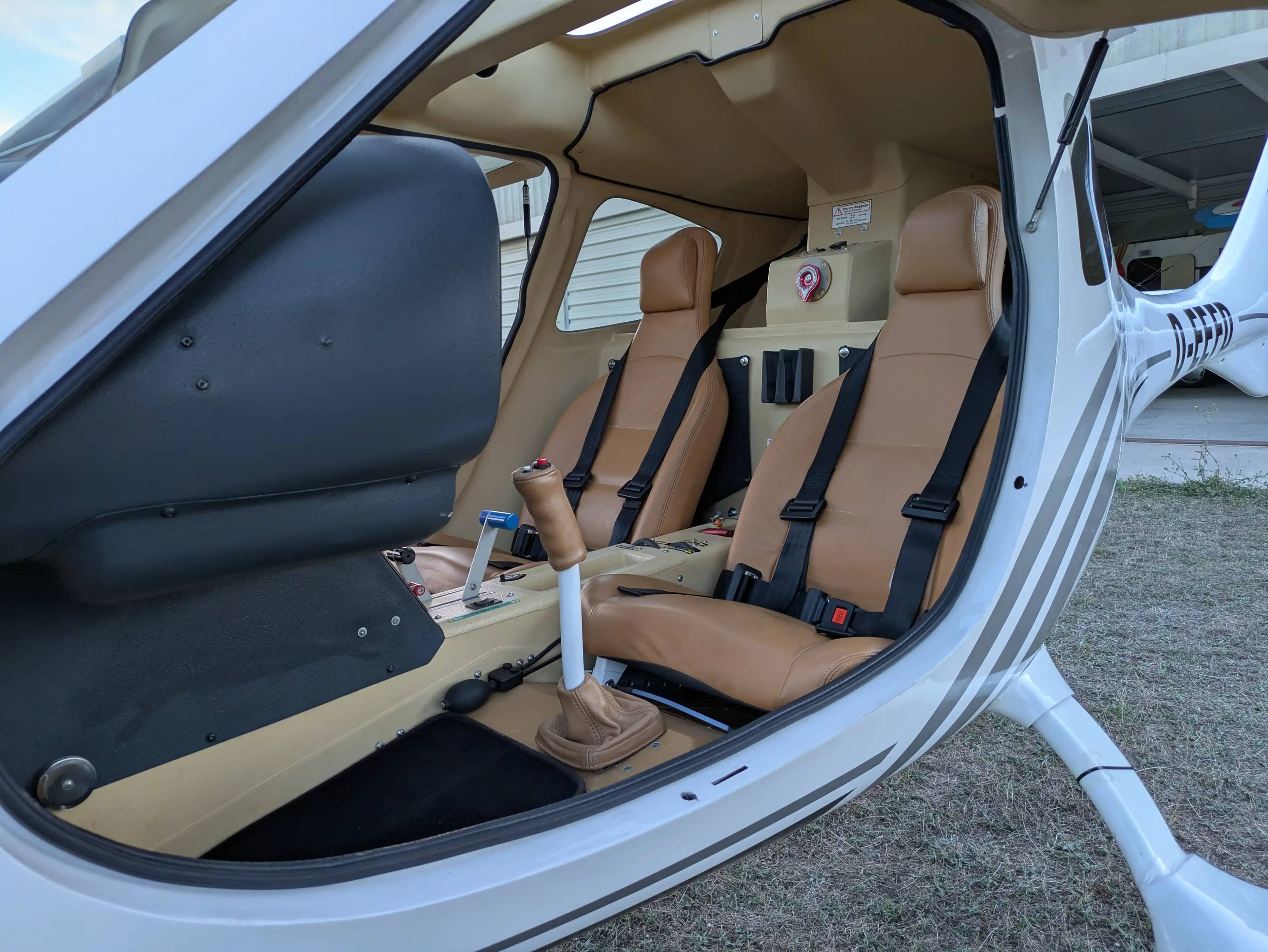 Flight Design Rotax 912 iS2 — cockpit & cabin, 3 of 12