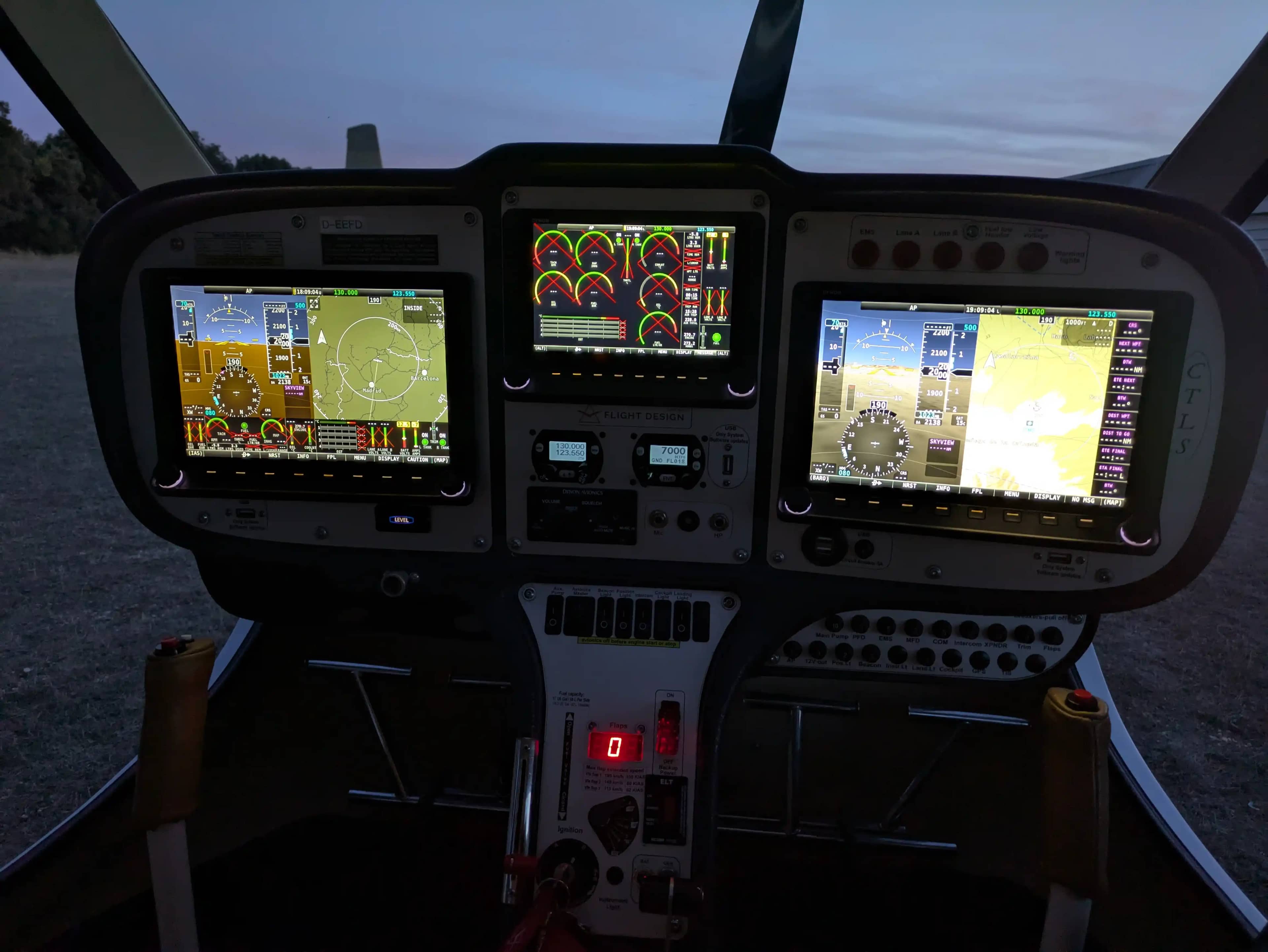 Flight Design Rotax 912 iS2 — cockpit & cabin, 6 of 14