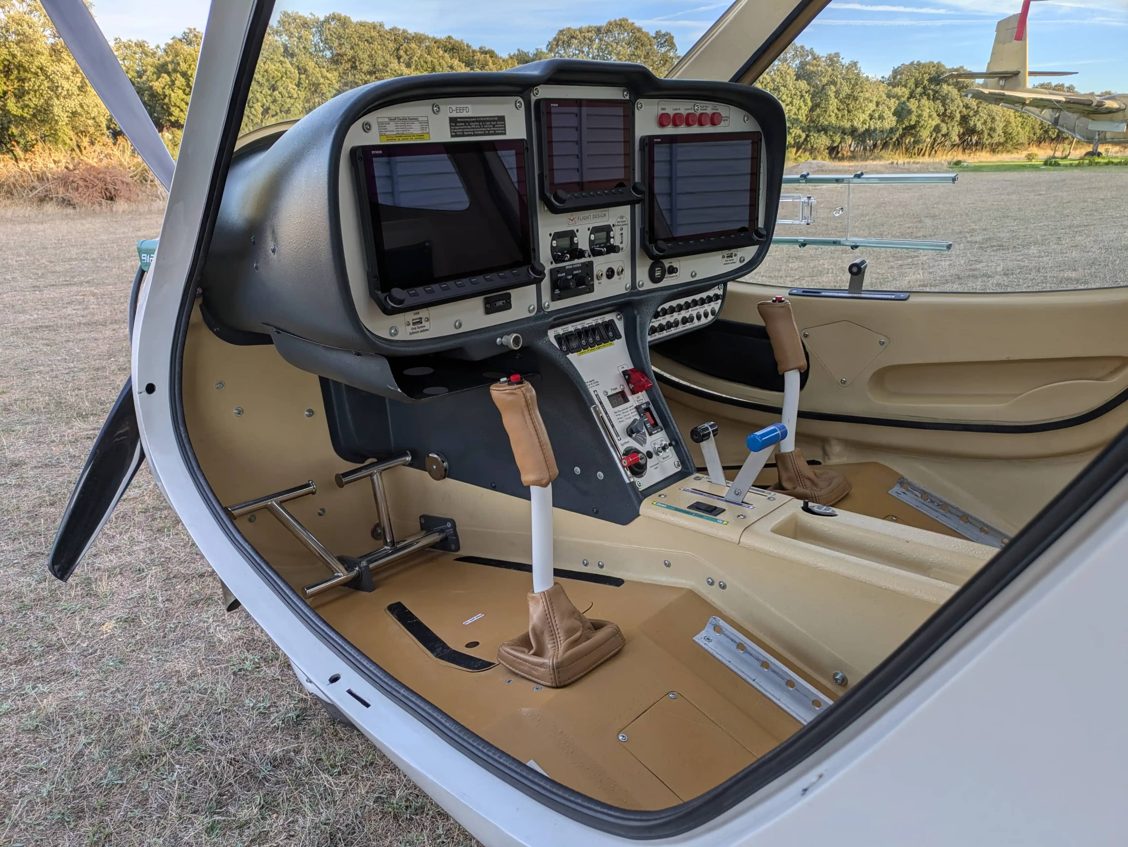 Flight Design Rotax 912 iS2 — cockpit & cabin, 3 of 20