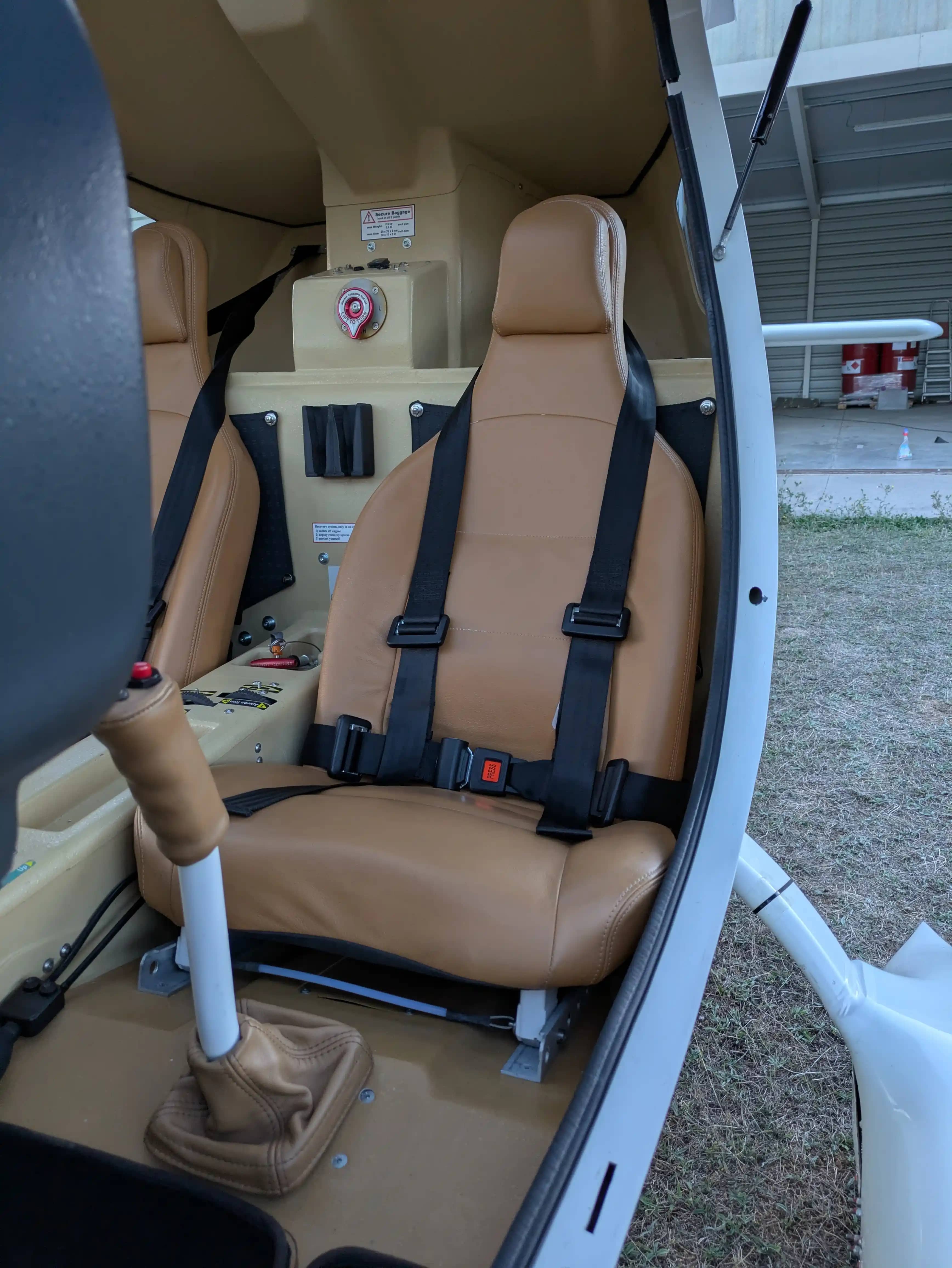 Flight Design Rotax 912 iS2 — cockpit & cabin, 2 of 12