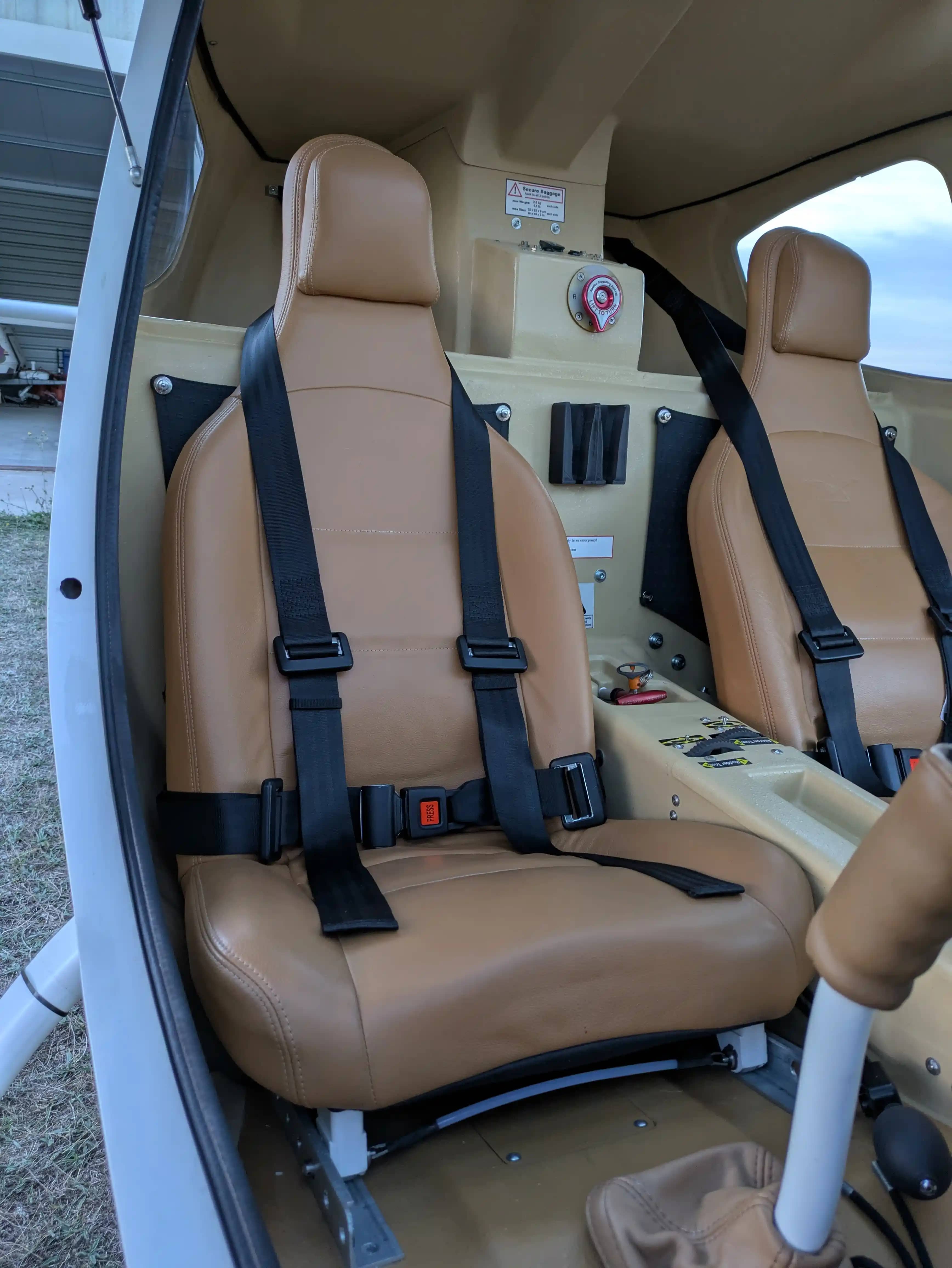 Flight Design Rotax 912 iS2 — cockpit & cabin, 9 of 12