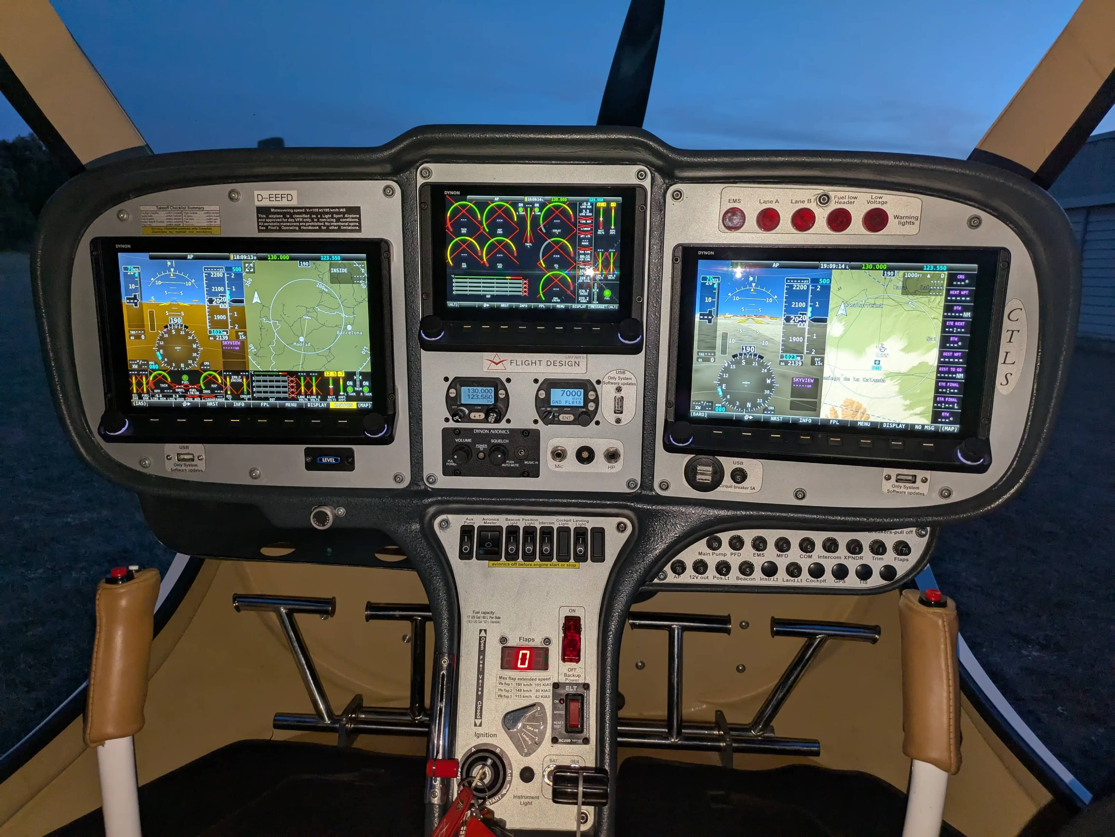Flight Design Rotax 912 iS2 — cockpit & cabin, 9 of 14