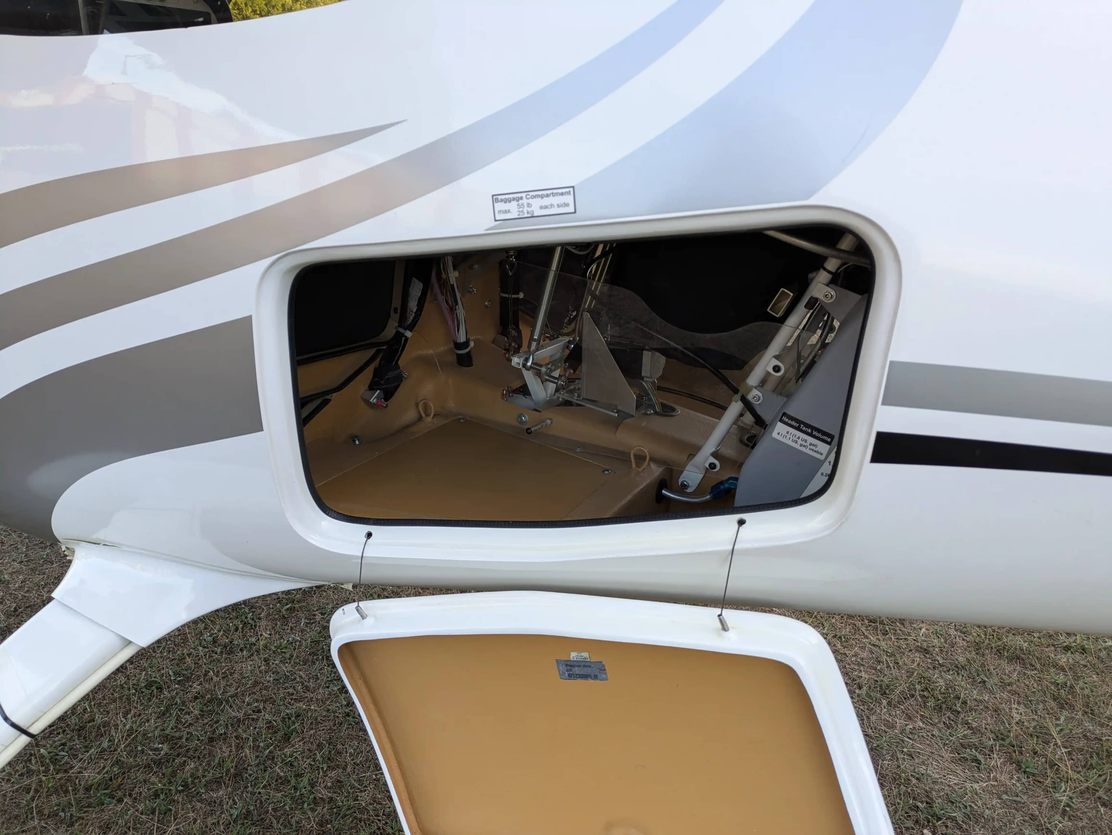Flight Design Rotax 912 iS2 — cockpit & cabin, 13 of 16