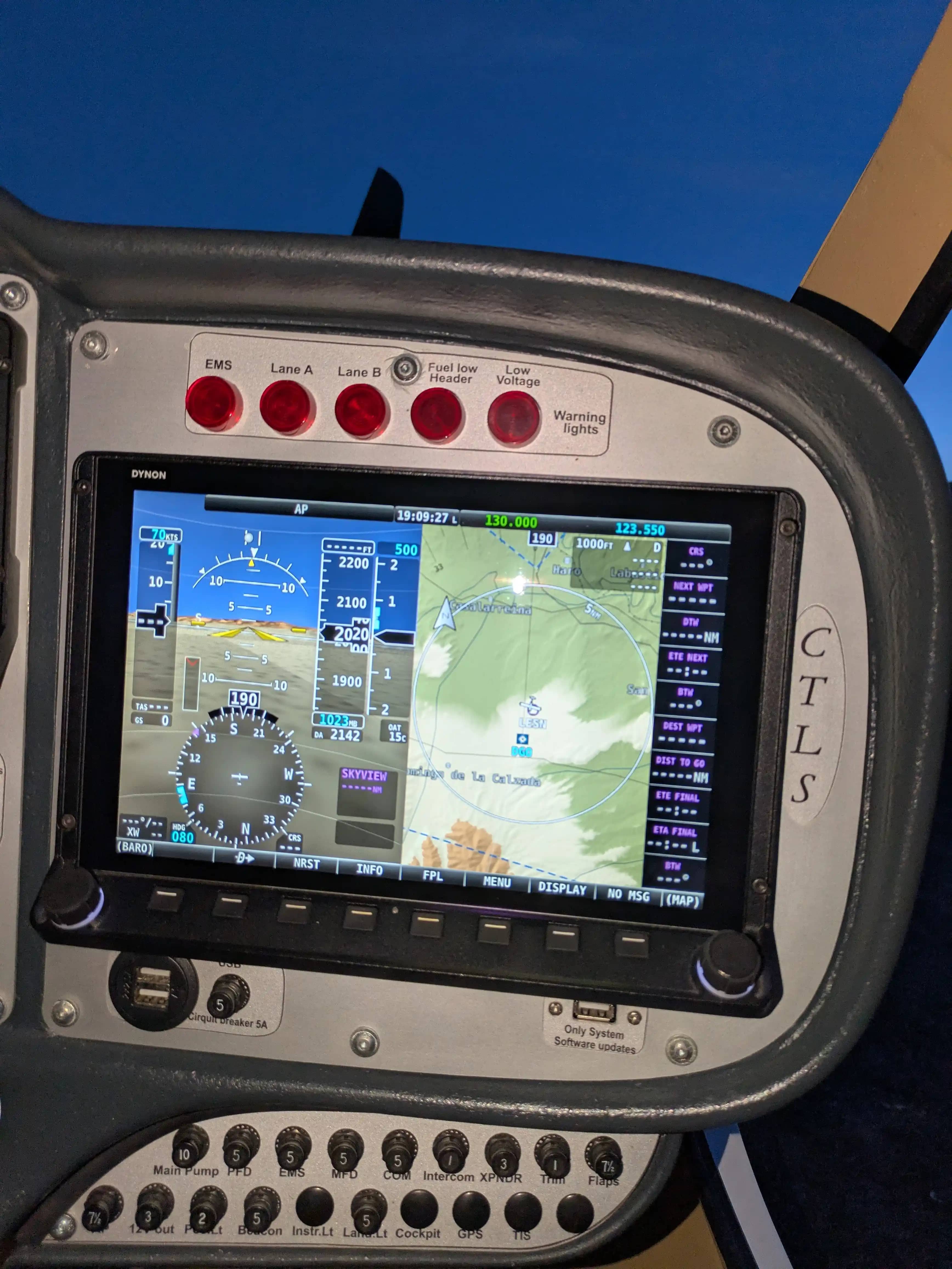 Flight Design Rotax 912 iS2 — cockpit & cabin, 10 of 14