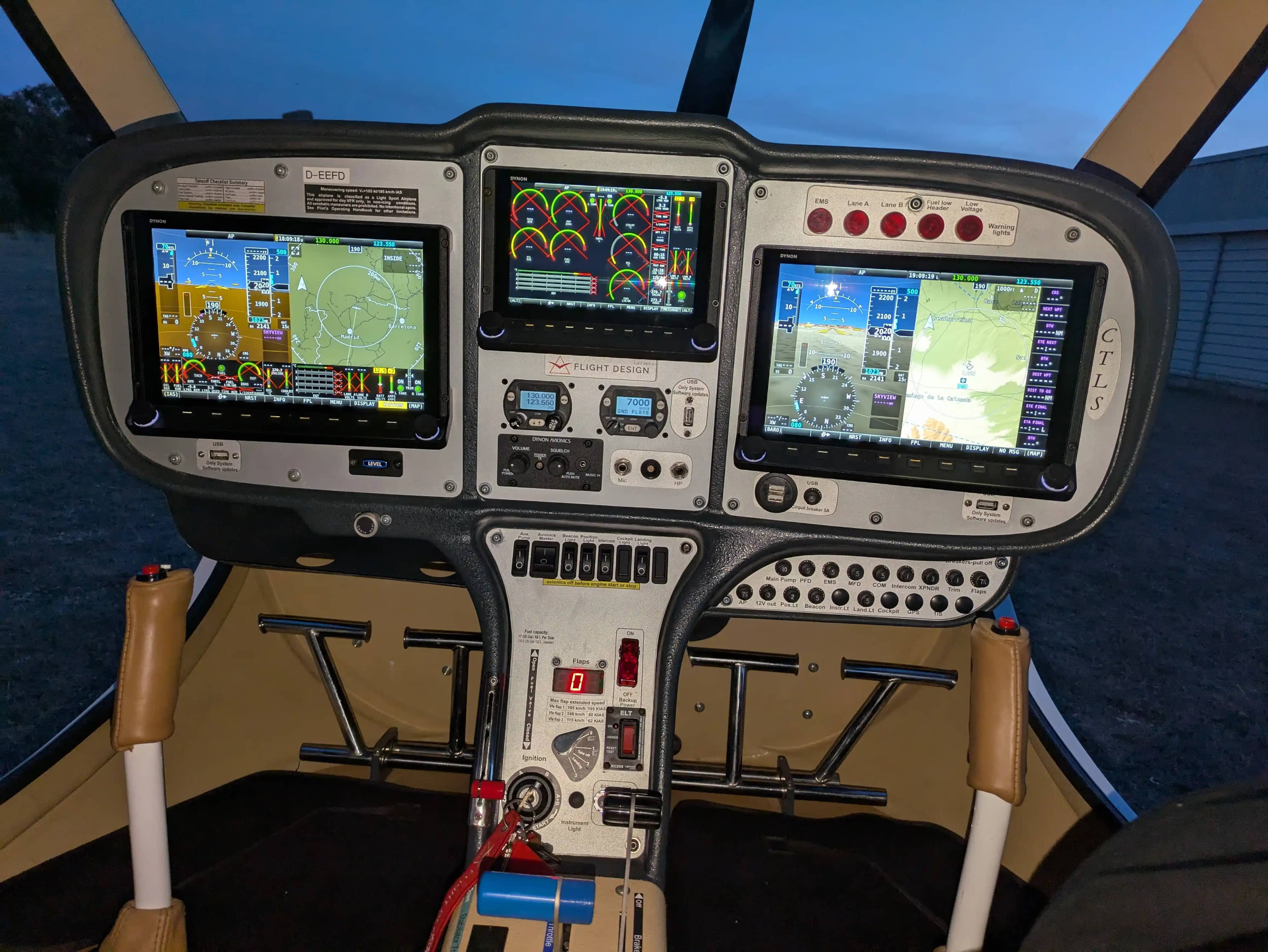 Flight Design Rotax 912 iS2 — cockpit & cabin, 8 of 14