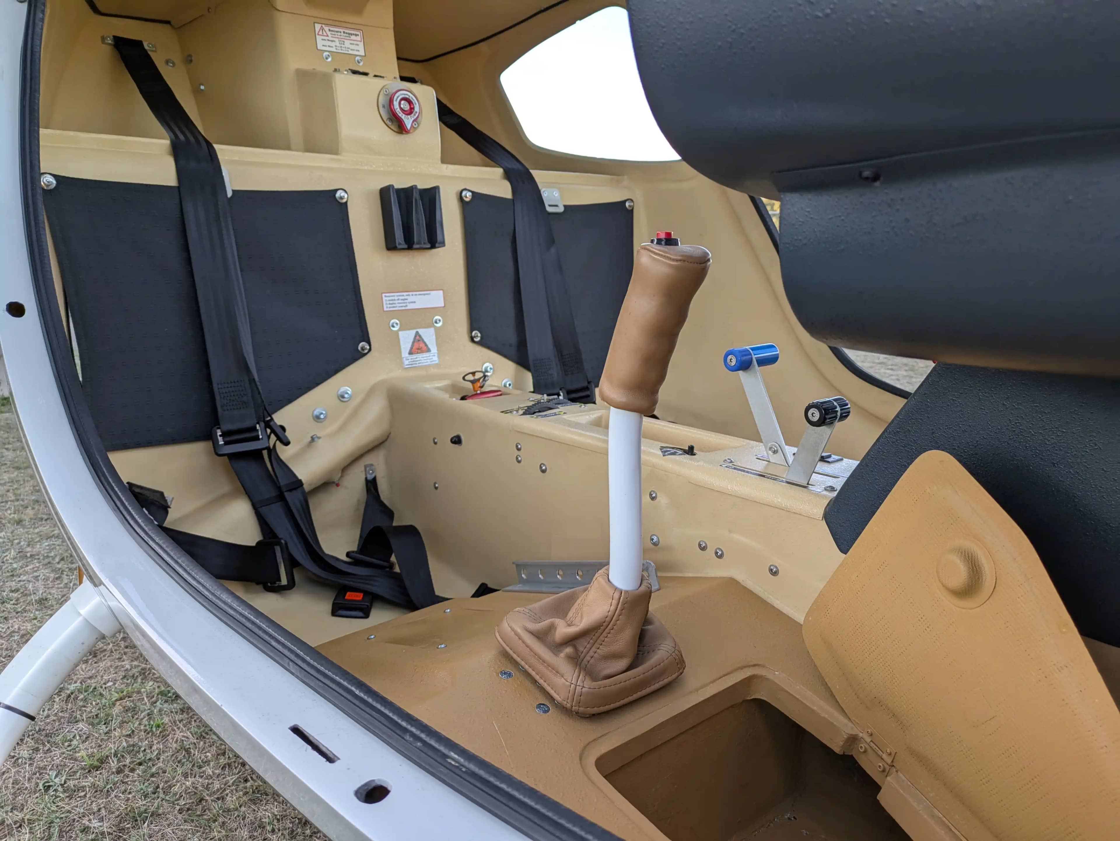 Flight Design Rotax 912 iS2 — cockpit & cabin, 12 of 18