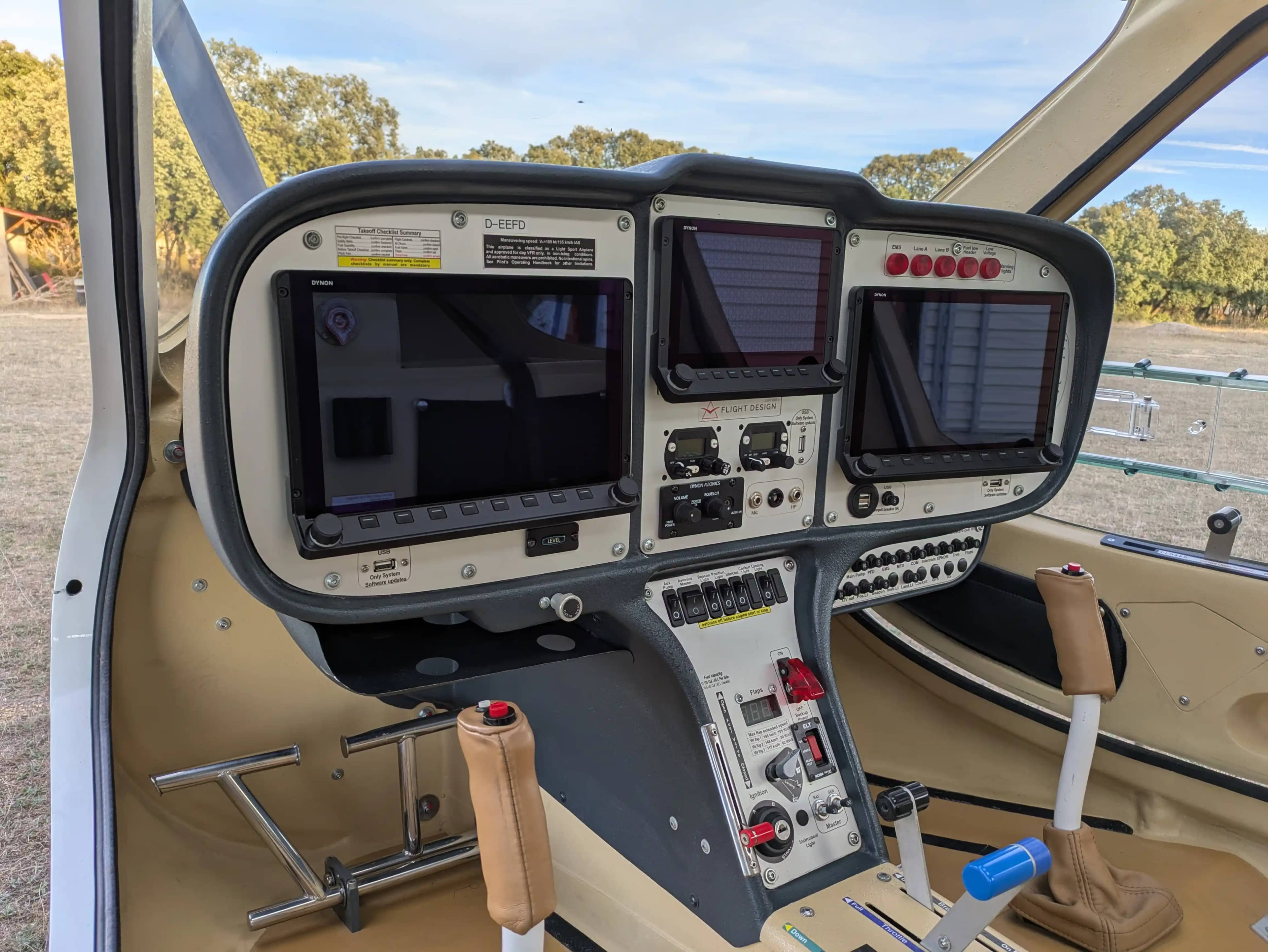 Flight Design Rotax 912 iS2 — cockpit & cabin, 2 of 20