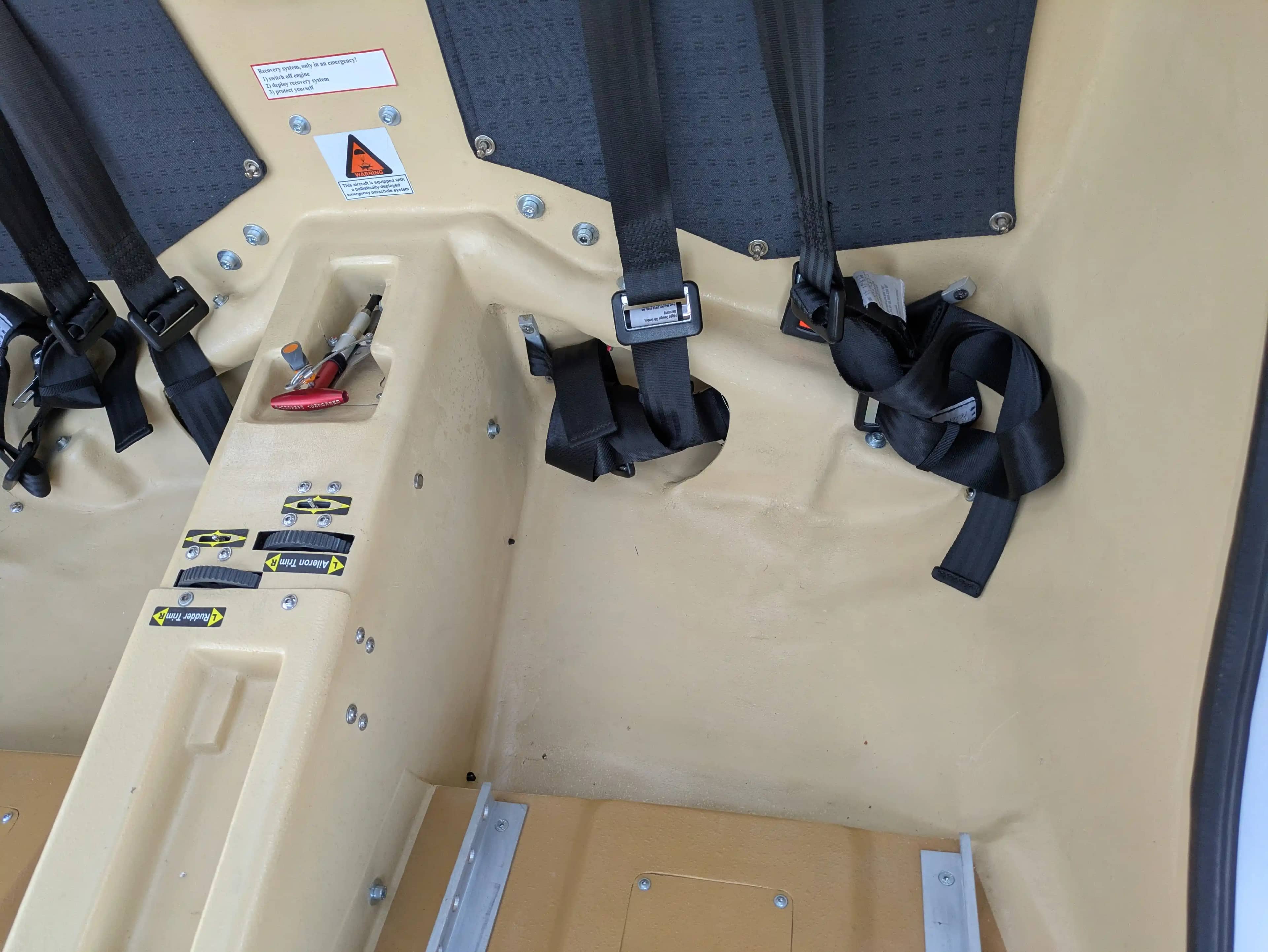 Flight Design Rotax 912 iS2 — cockpit & cabin, 6 of 18