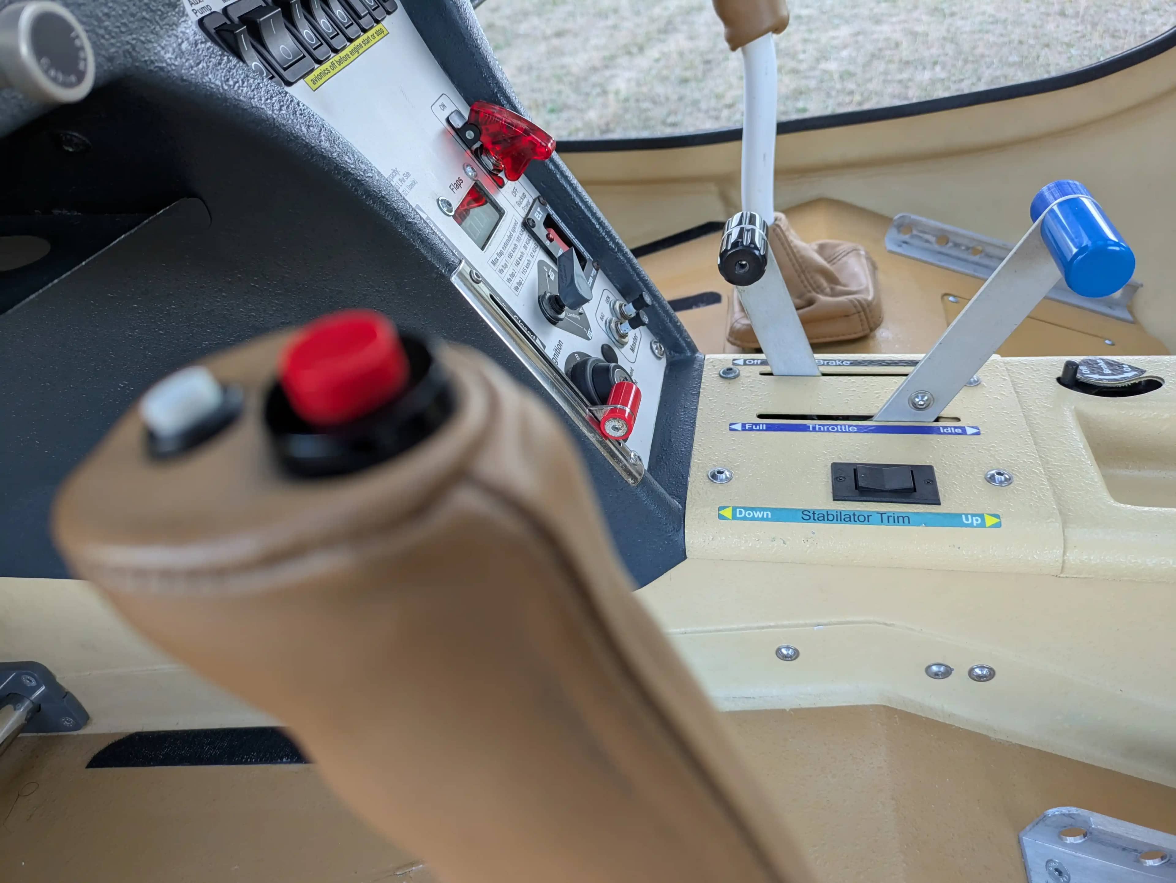 Flight Design Rotax 912 iS2 — cockpit & cabin, 11 of 20