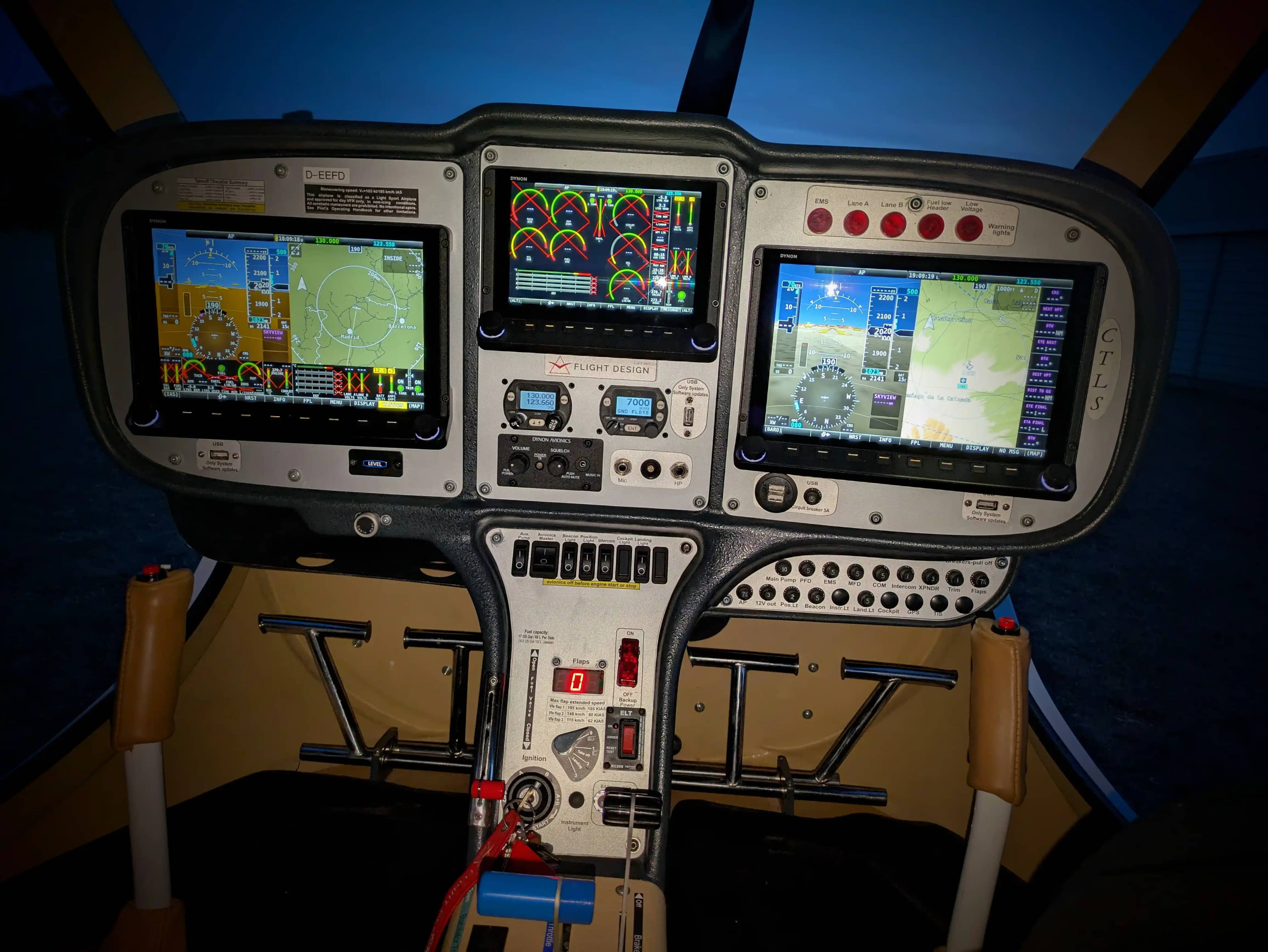 Flight Design Rotax 912 iS2 — cockpit & cabin, 7 of 14