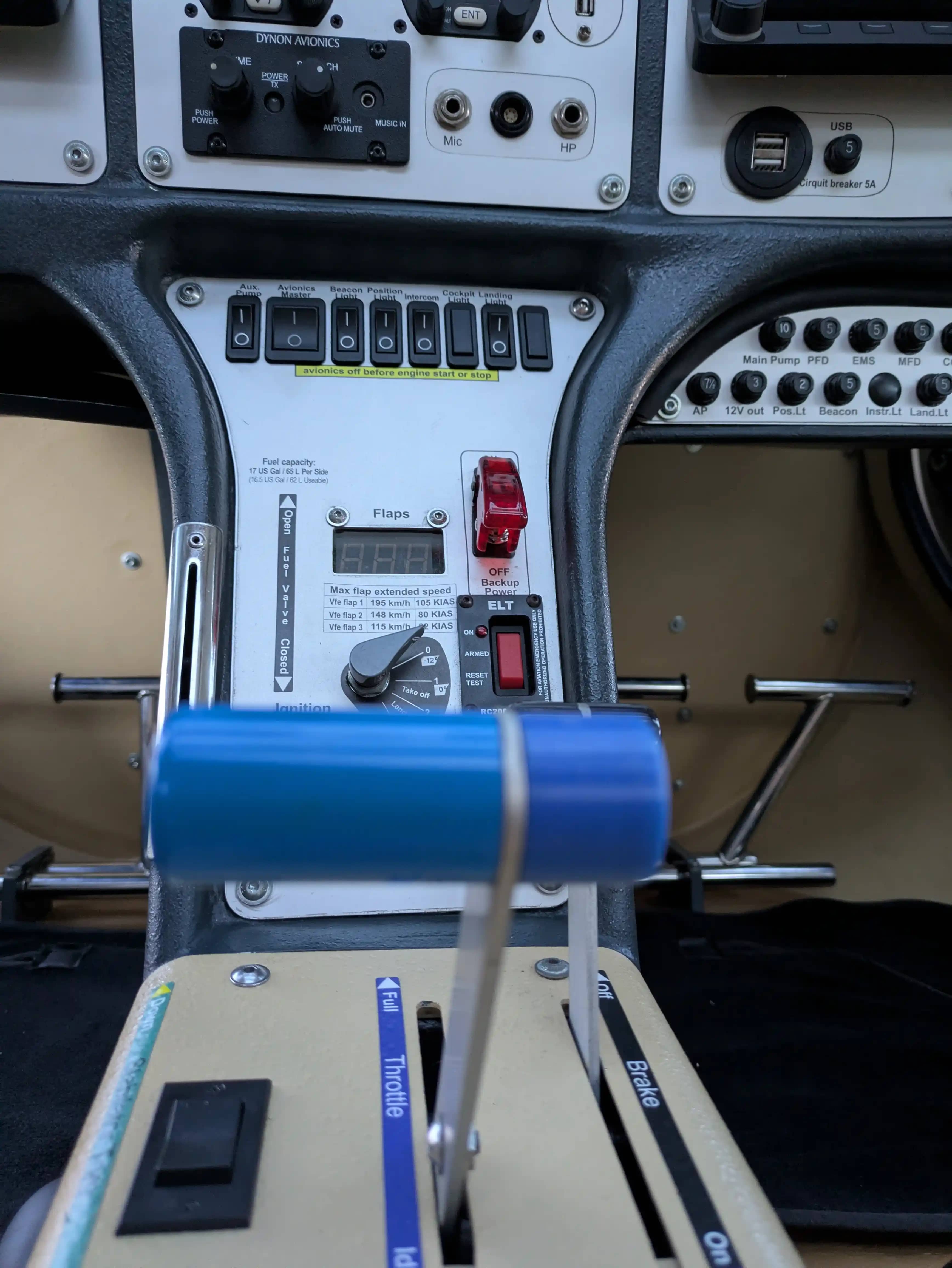Flight Design Rotax 912 iS2 — cockpit & cabin, 3 of 14