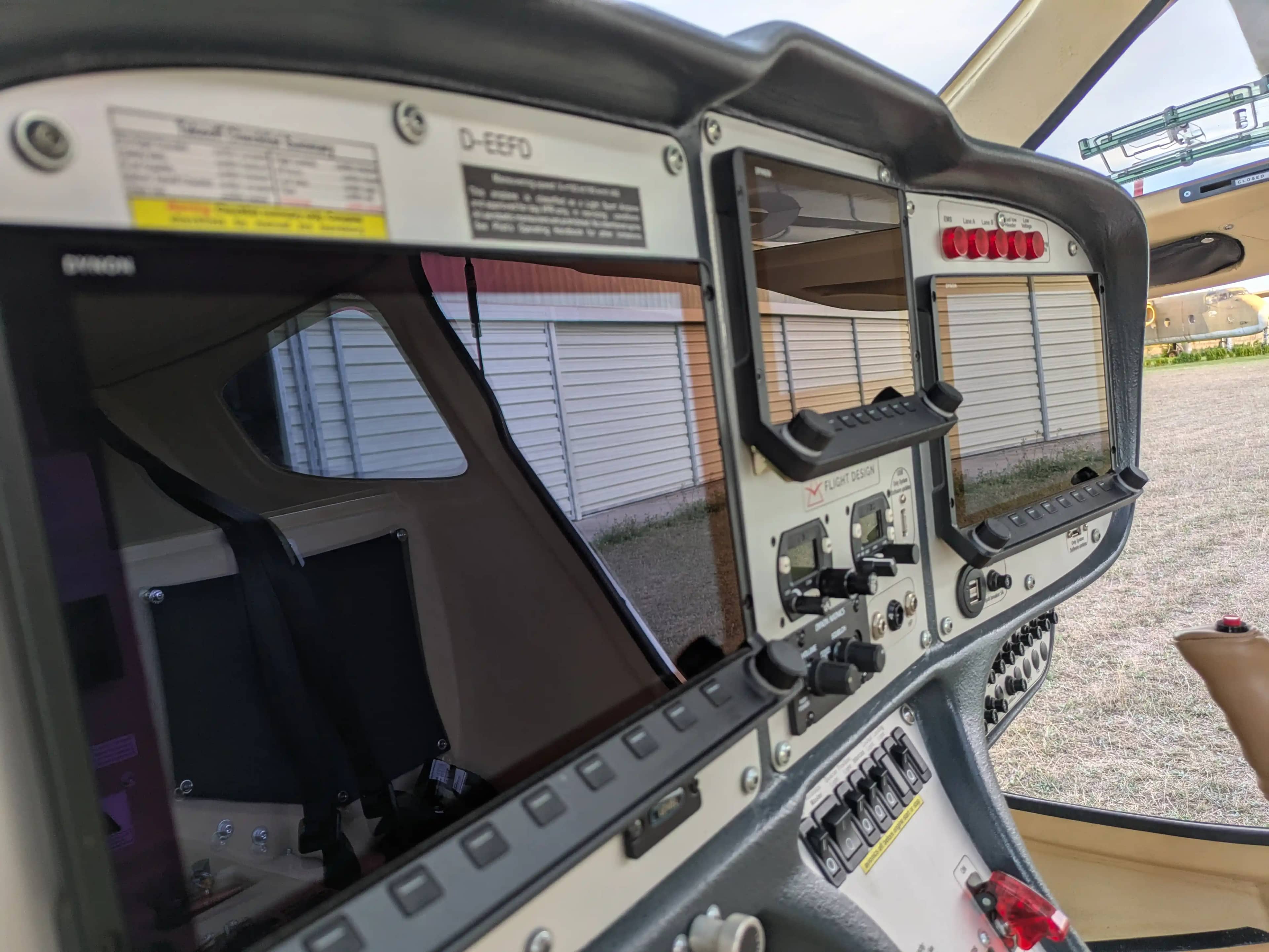 Flight Design Rotax 912 iS2 — cockpit & cabin, 13 of 20