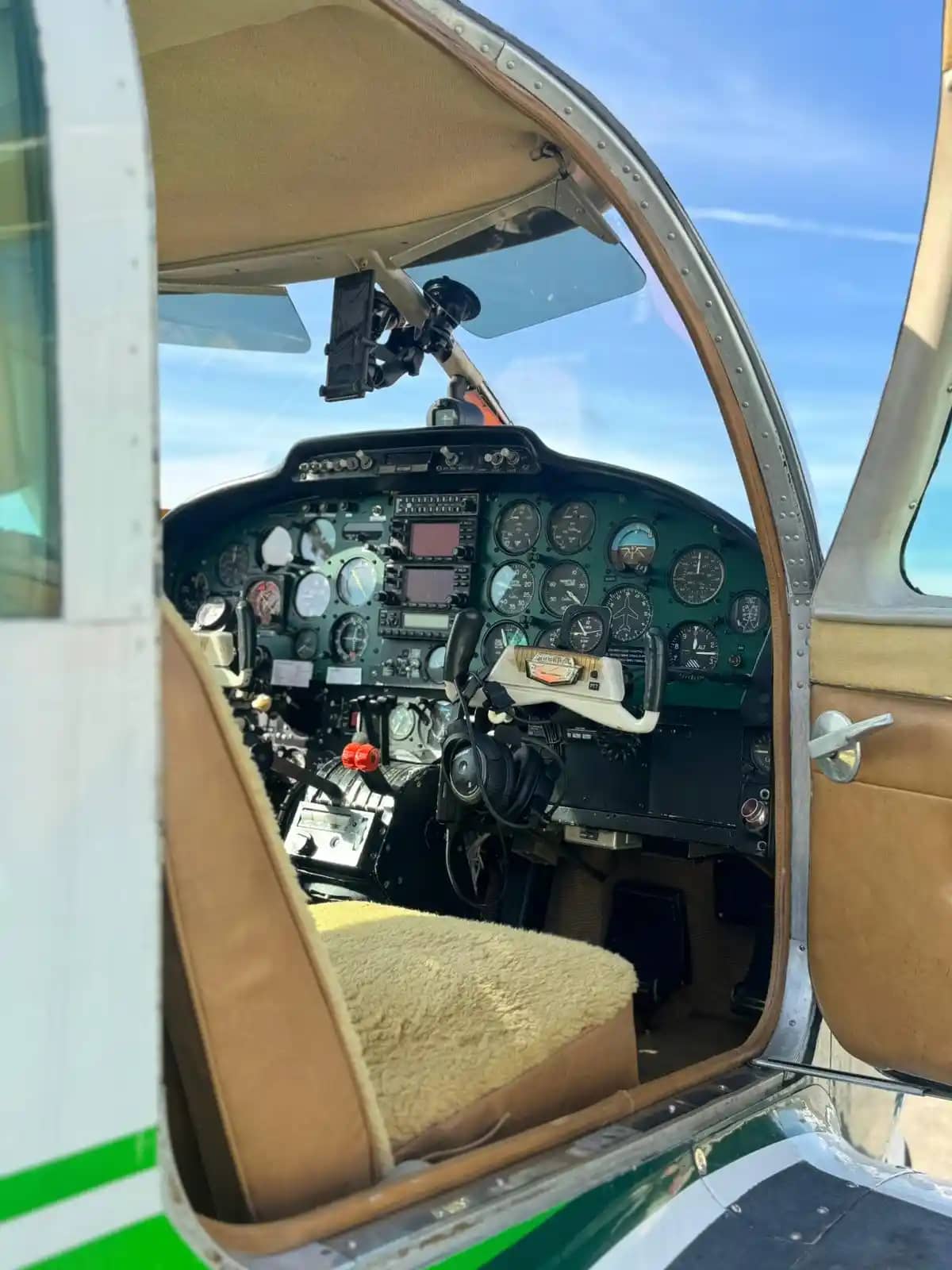 Cessna 310F — Cessna — Interior — photo 13
