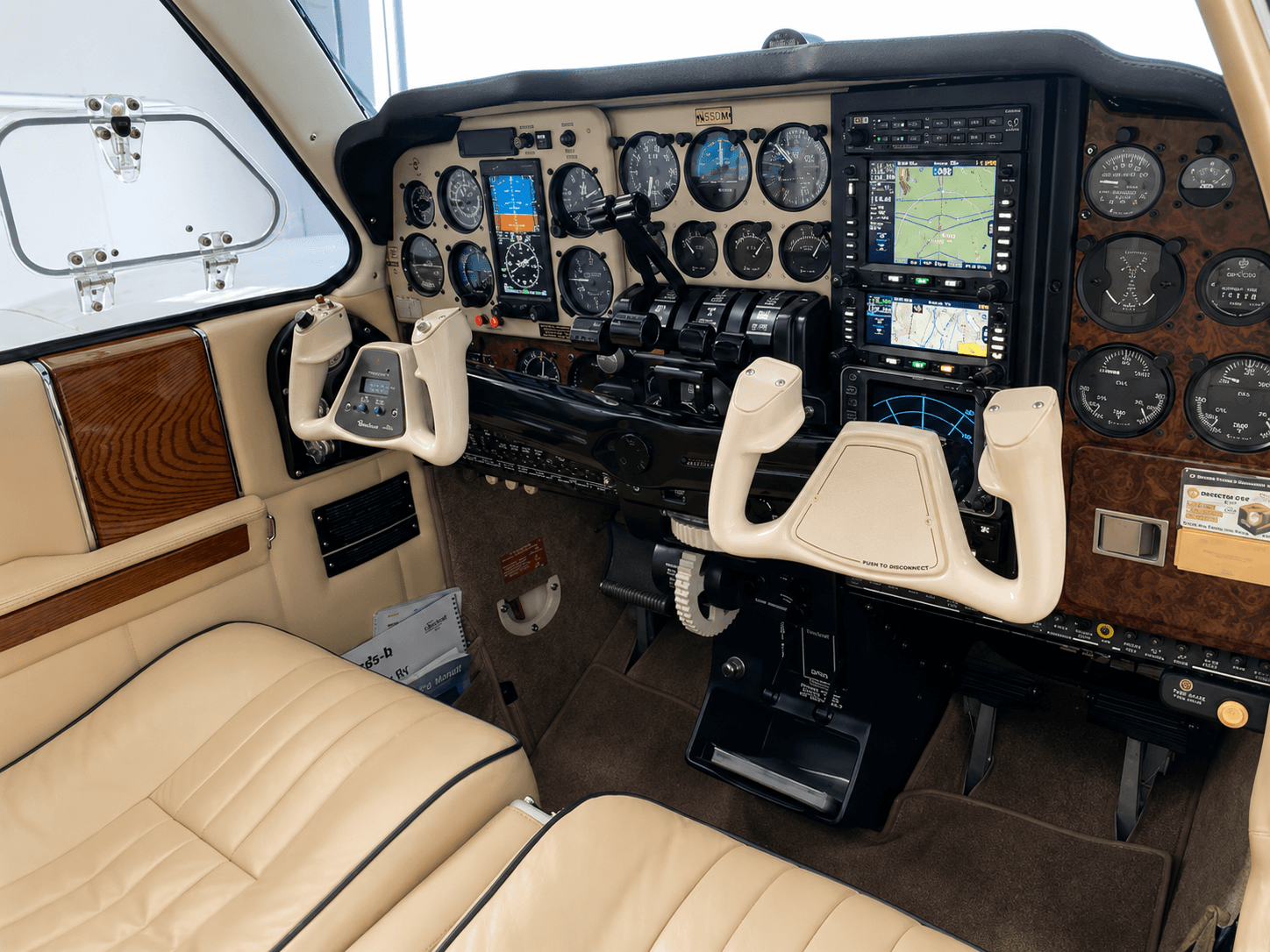 Beechcraft Baron B55 — Beechcraft — Interior — photo 5