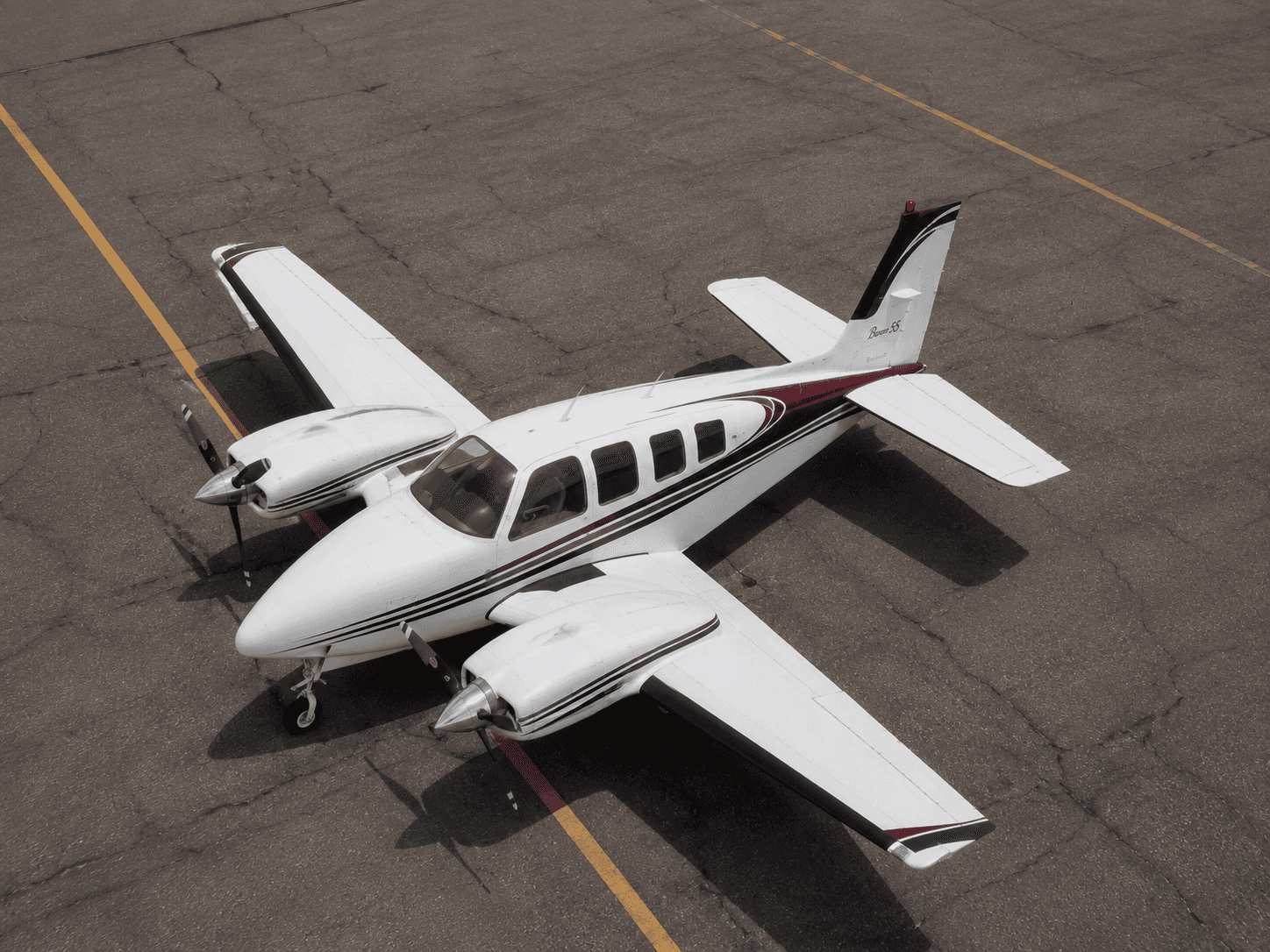 Beechcraft Baron B55 — Beechcraft — Exterior — photo 4