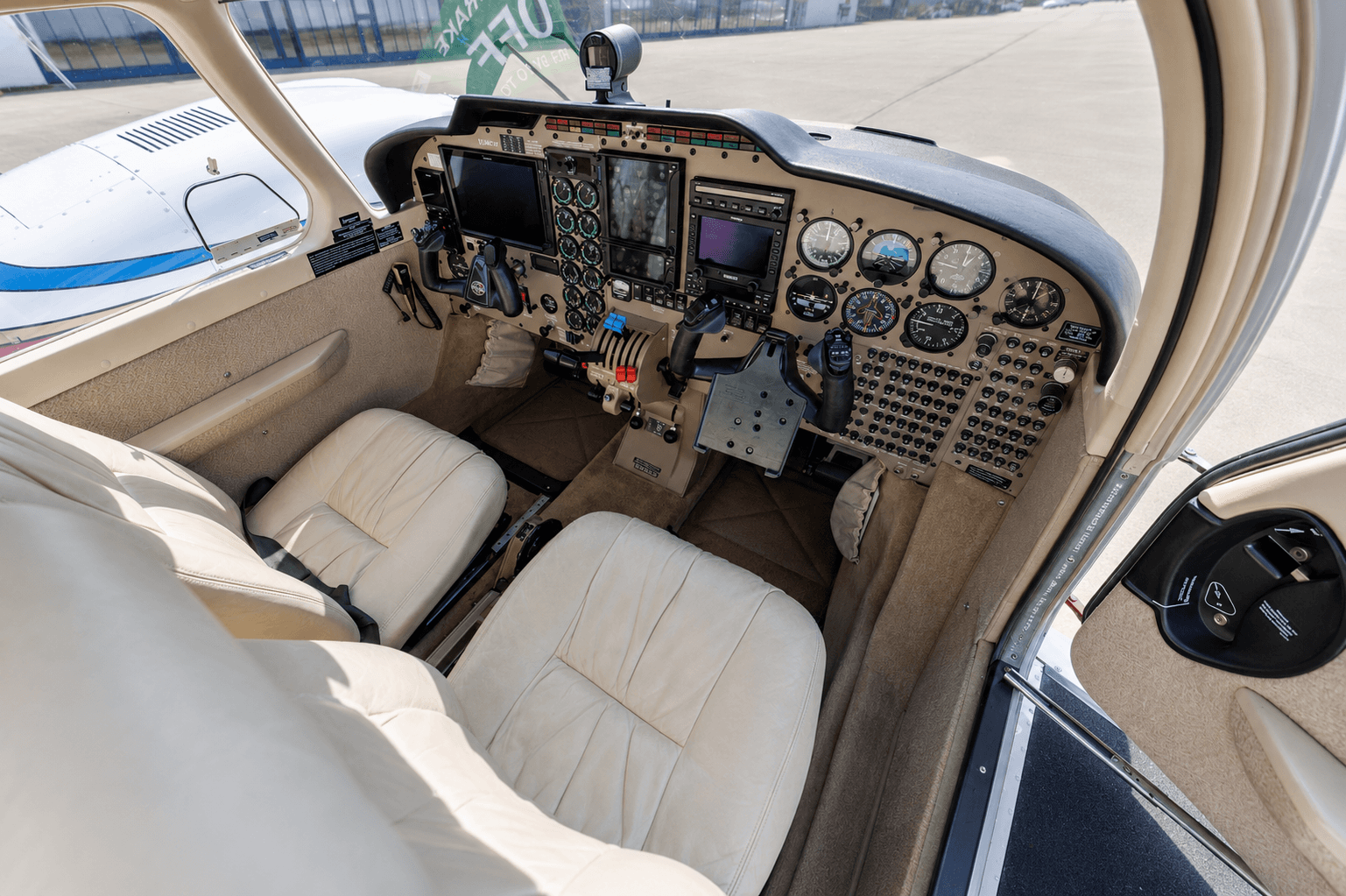 Piper PA-34 Seneca — Piper — Interior — photo 2