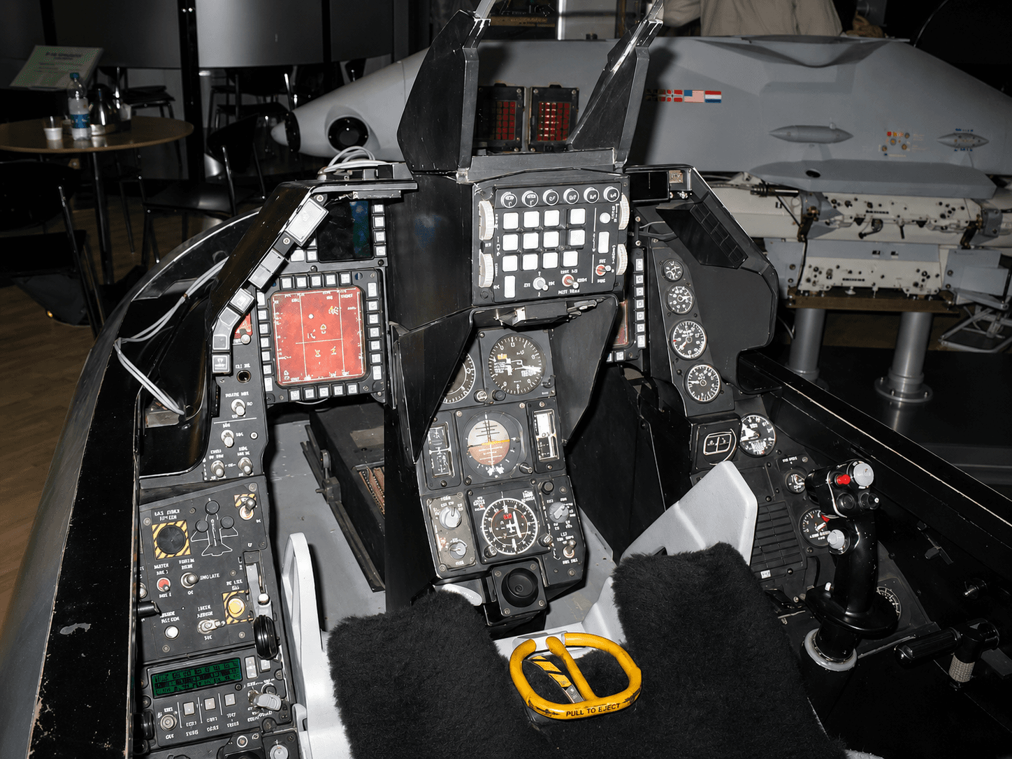 F-16 Fighting Falcon — General Dynamics — Interior — photo 5